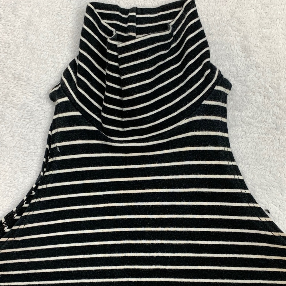 Crop sleeveless turtleneck
